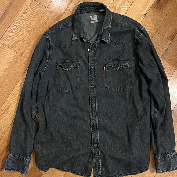 Levi's Men’s Charcoal Button-Up Shirt - Picture 6 of 7